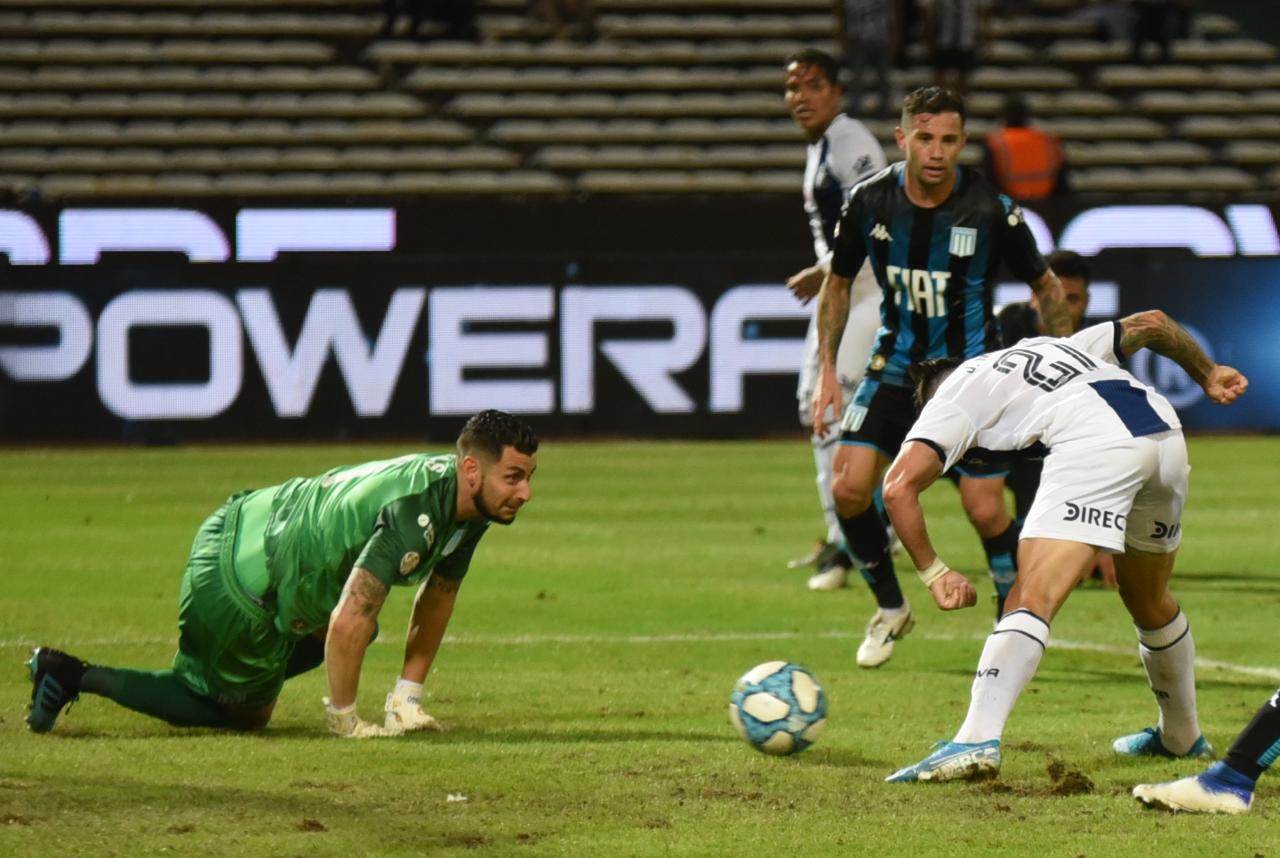 En un partido frenético, la T mereció más ante el último campeón. Foto: Lucio Casalla / ElDoce.tv