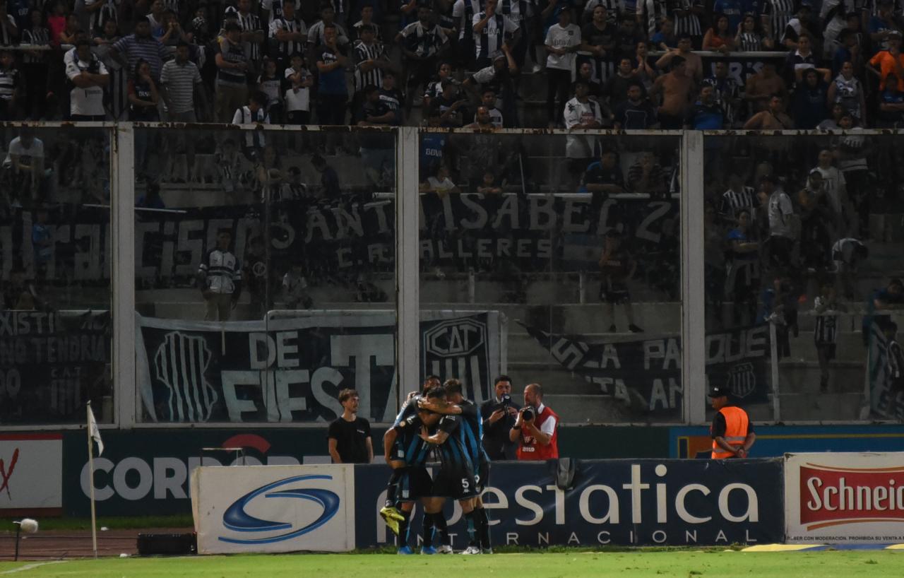 En un partido frenético, la T mereció más ante el último campeón. Foto: Lucio Casalla / ElDoce.tv