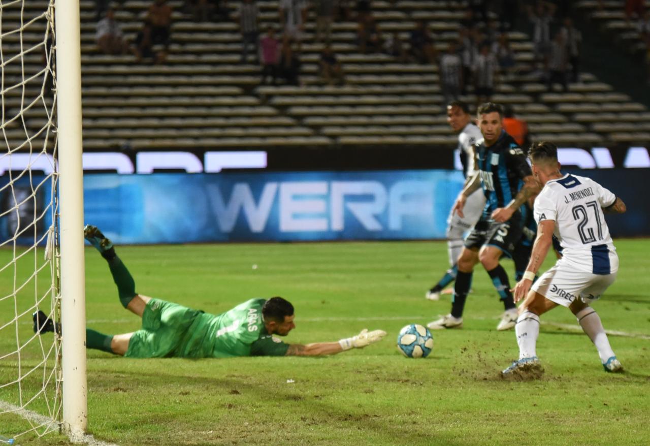 En un partido frenético, la T mereció más ante el último campeón. Foto: Lucio Casalla / ElDoce.tv