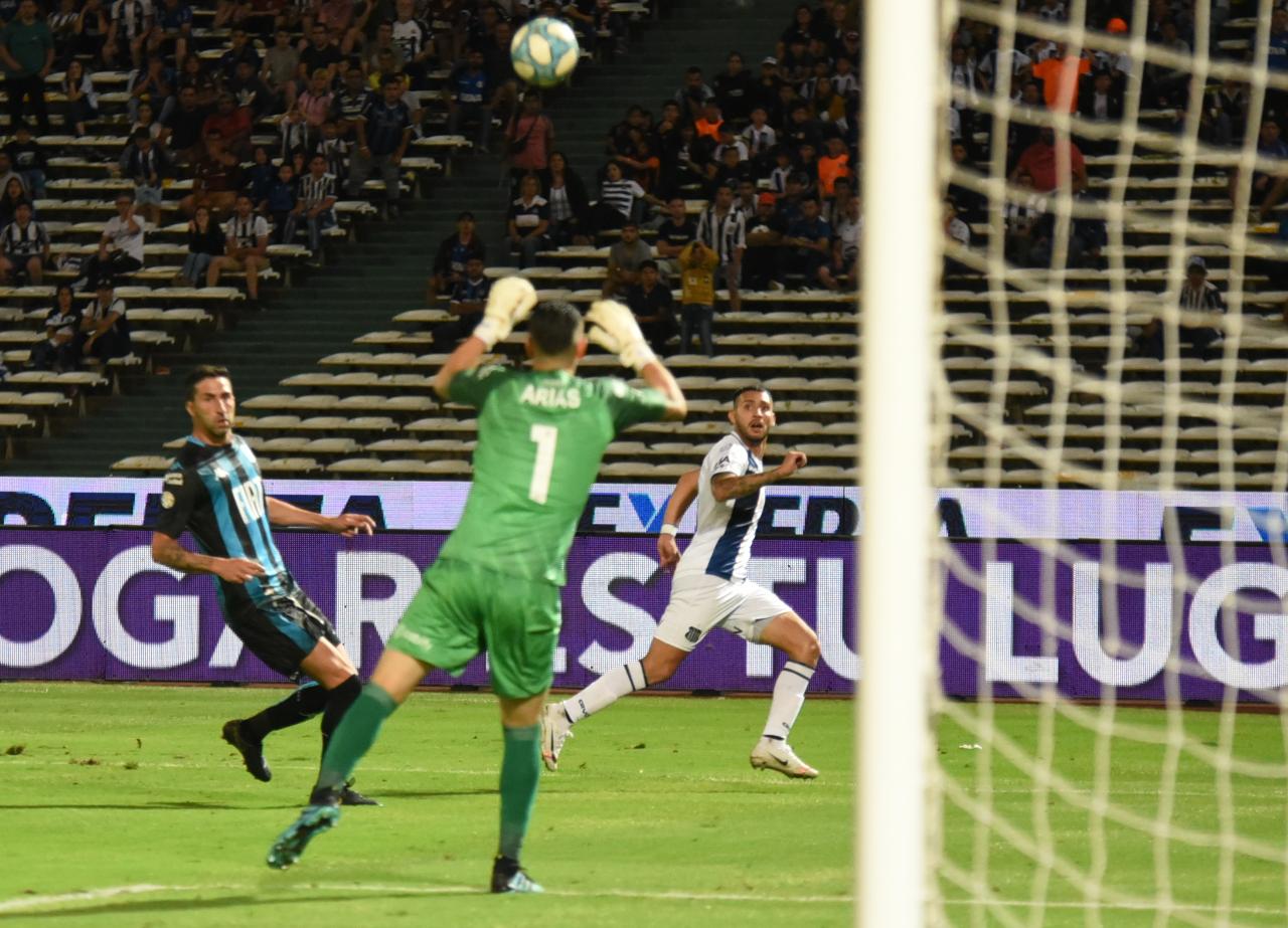 En un partido frenético, la T mereció más ante el último campeón. Foto: Lucio Casalla / ElDoce.tv