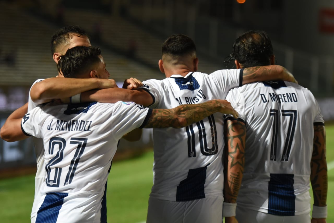 En un partido frenético, la T mereció más ante el último campeón. Foto: Lucio Casalla / ElDoce.tv