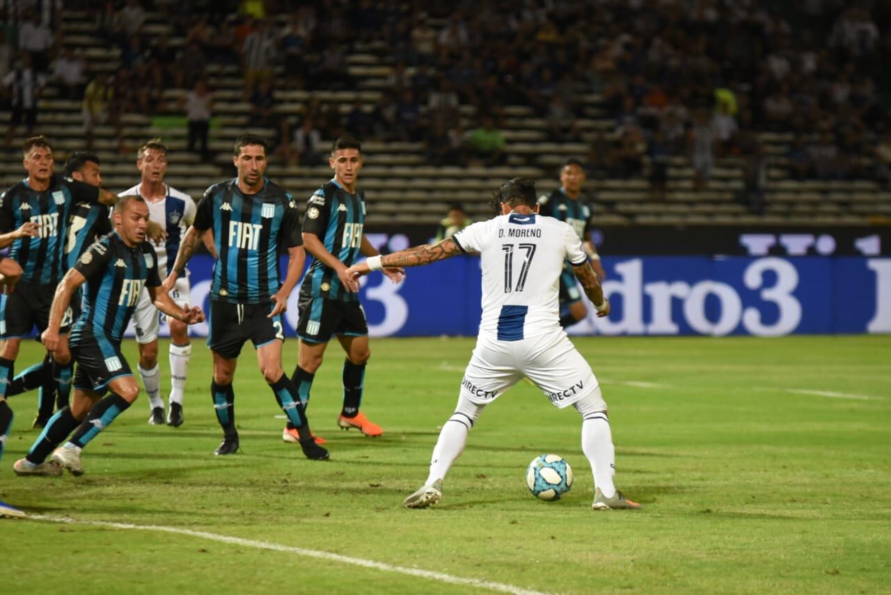 En un partido frenético, la T mereció más ante el último campeón. Foto: Lucio Casalla / ElDoce.tv