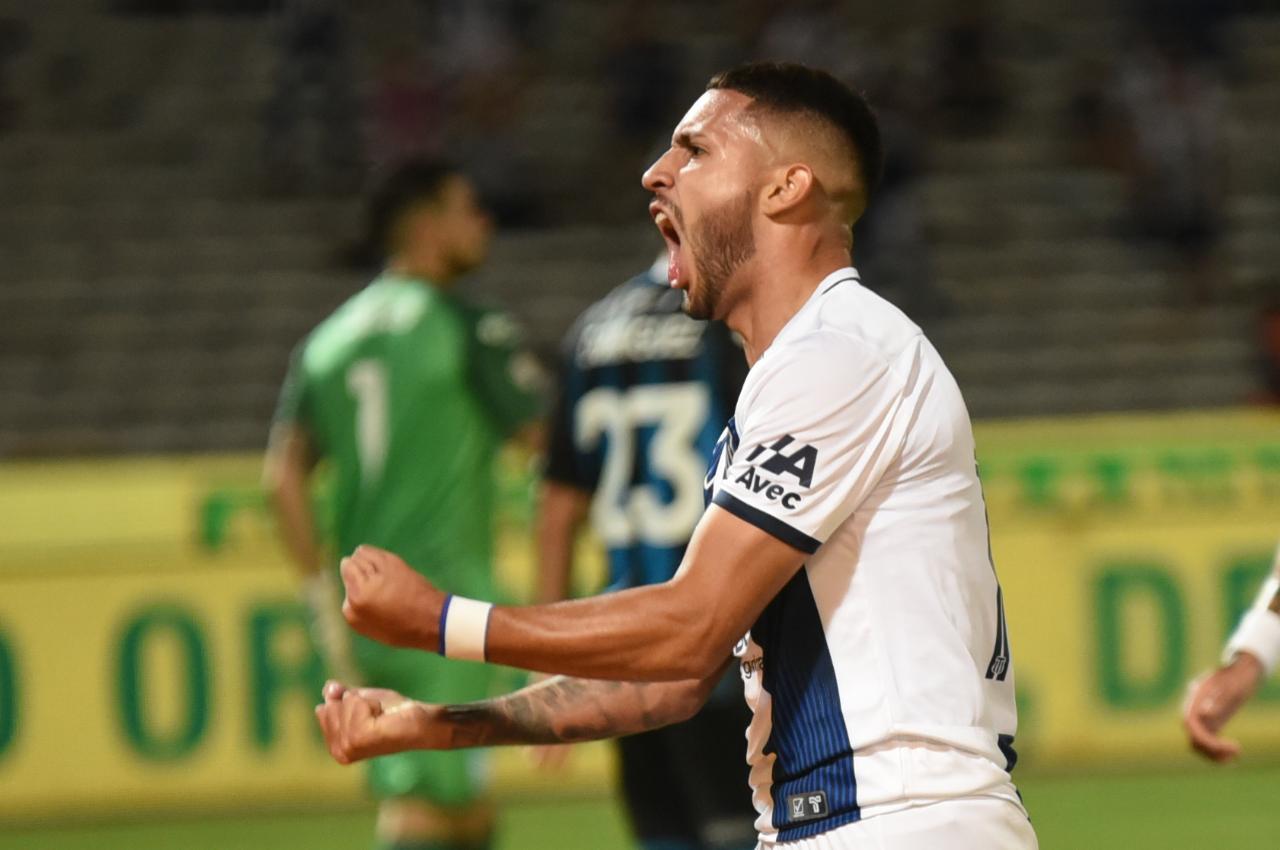 En un partido frenético, la T mereció más ante el último campeón. Foto: Lucio Casalla / ElDoce.tv