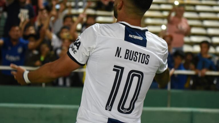 En un partido frenético, la T mereció más ante el último campeón. Foto: Lucio Casalla / ElDoce.tv
