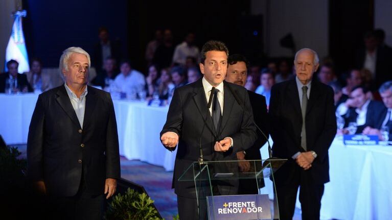En UNA insisten con el cambio, pero no largan prenda.