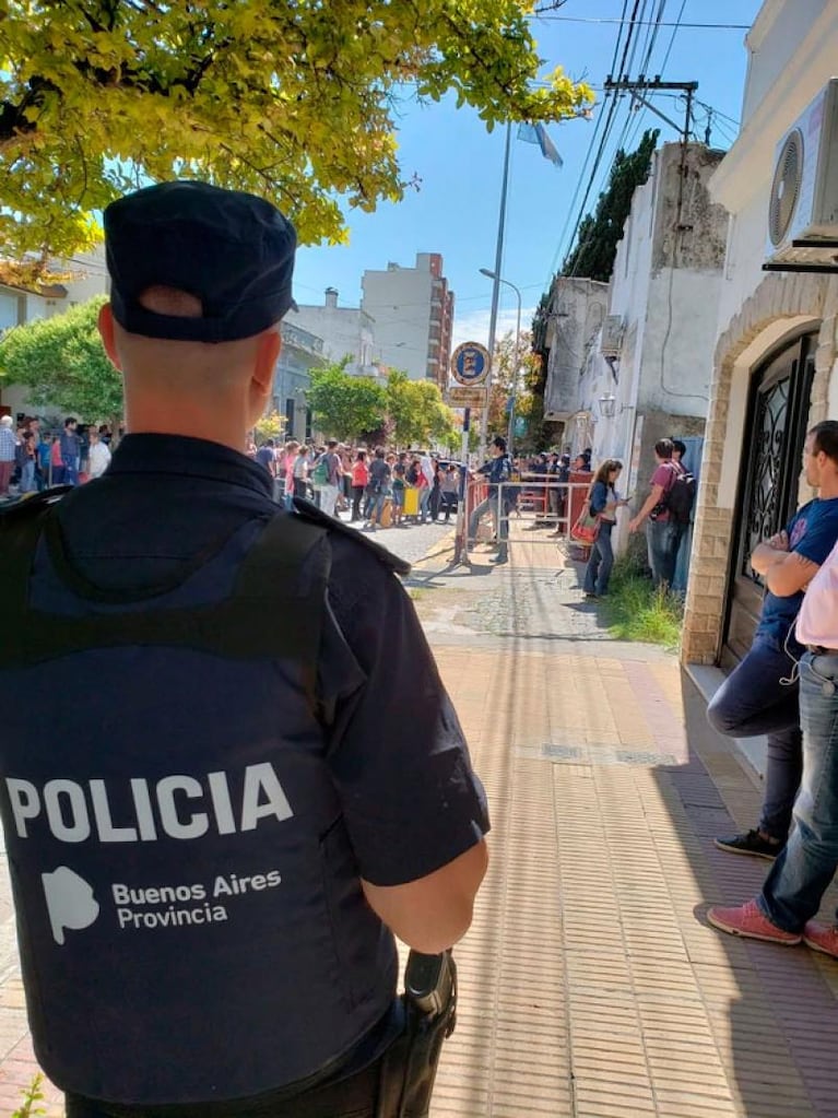 En una protesta en Tandil, tiraron líquidos con excremento y orina a los policías