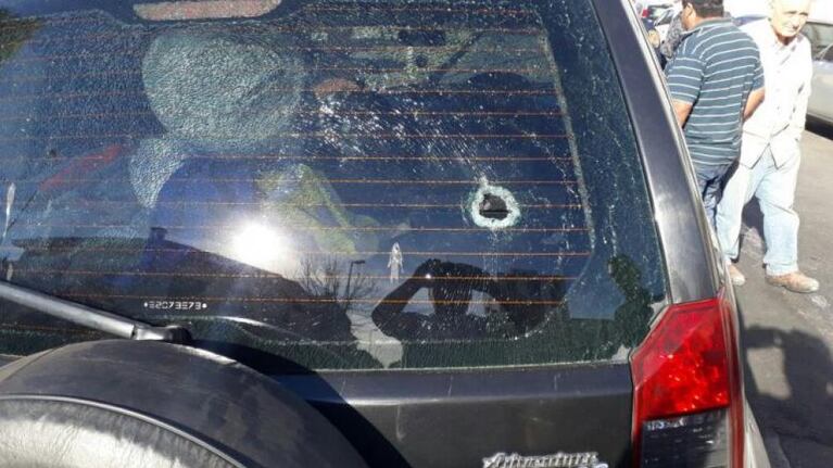 En uno de los autos alcanzados por los disparos viajaban una mujer y su hijo.