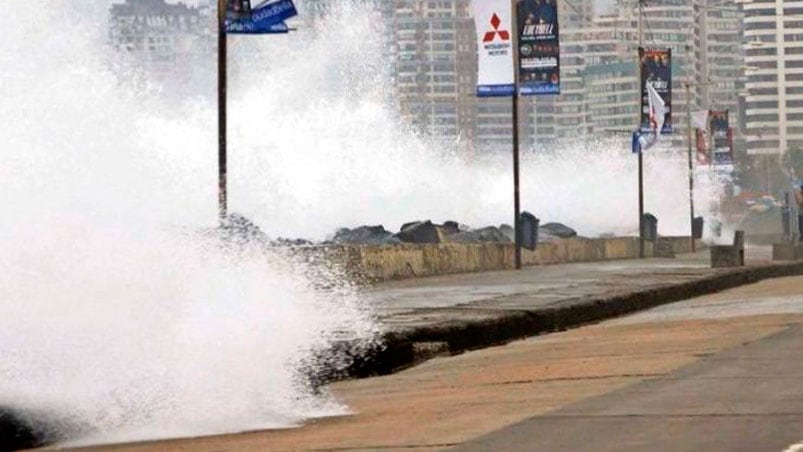 En Valparaíso buscan a un ciudadano peruano que fue alcanzado por el fuerte oleaje.