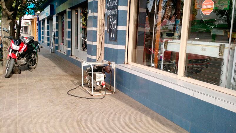 En Villa El Libertador, muchos comerciantes recurren a los generadores para no perder la mercadería. 