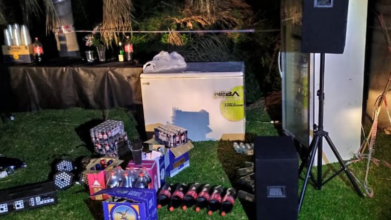 En Villa María, secuestraron bebidas alcohólicas, freezers, equipos de sonido, tablones y otros elementos.