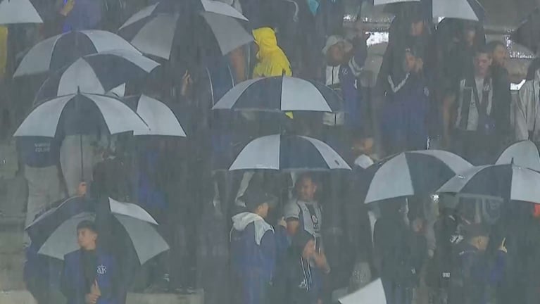 EN VIVO: la lluvia torrencial demora el partido entre Talleres y Riestra en el Kempes