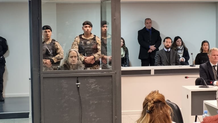 Encerrado en una caja blindada, Carmona enfrentó el primer día del juicio por el crimen del taxista