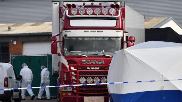 Encontraron 39 personas muertas adentro de un camión
