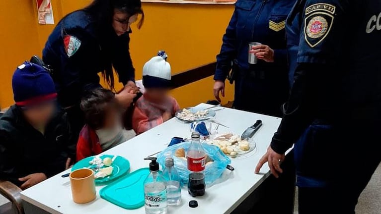 Encontraron a tres hermanitos deambulando descalzos con frío y hambre en Córdoba