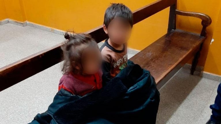 Encontraron a tres hermanitos deambulando descalzos con frío y hambre en Córdoba