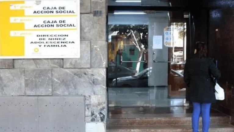 Encontraron a un bebé de 2 años atado a un poste: la insólita explicación de su mamá