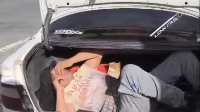 Encontraron a un hombre dentro del baúl de un auto.