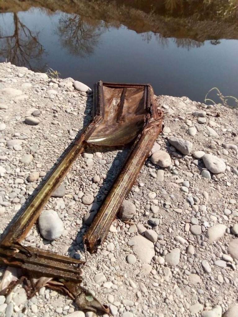 Encontraron ataúdes sumergidos en el agua mientras pescaban