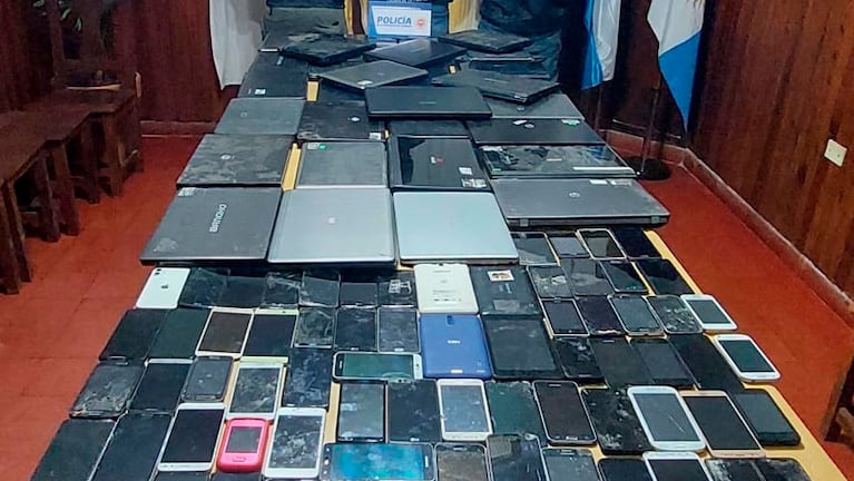 Encontraron decenas de celulares y notebooks robadas en la casa de un gendarme