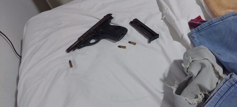 Encontraron un arma calibre 22 en la casa del hombre que habría amenazado a la familia Di María. (Foto: PFA)