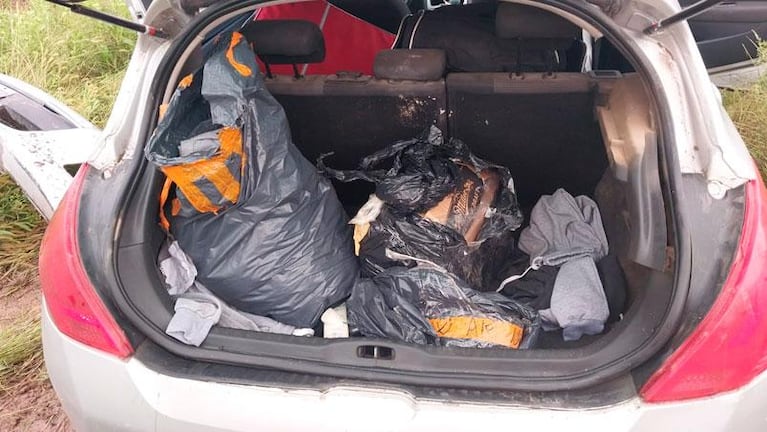 Encontraron un auto abandonado en la ruta con casi 100 kilos de marihuana