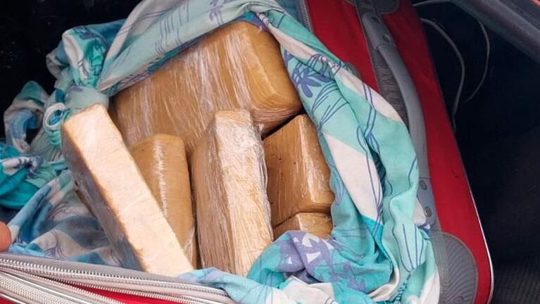 Encontraron un auto abandonado en la ruta con casi 100 kilos de marihuana