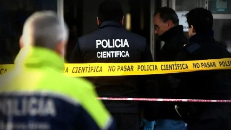 Encontraron un cadáver decapitado y sin manos en un departamento 