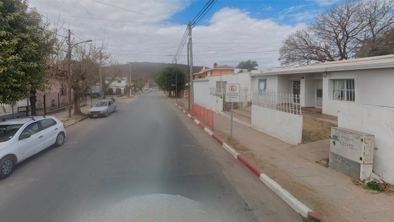 Encontraron un revólver en el patio de una escuela en La Calera y creen que lo tiró una detenida