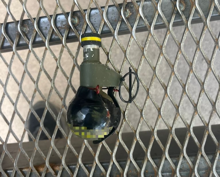 Encontraron una granada dentro de un camión de basura.
