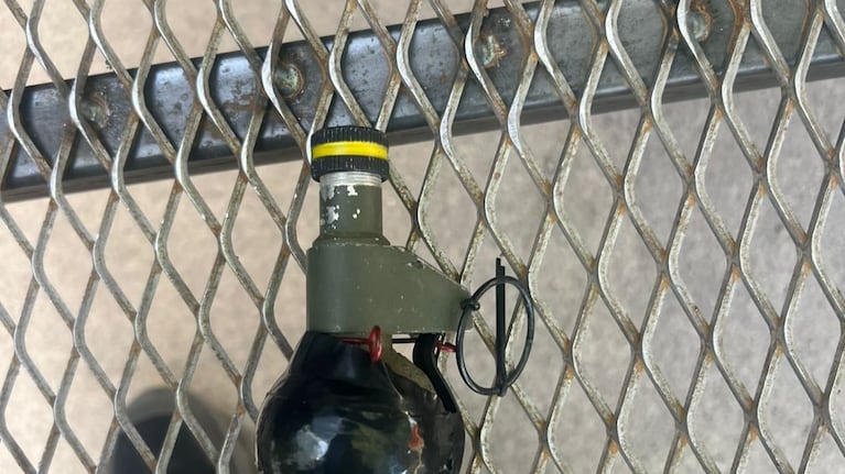 Encontraron una granada dentro de un camión de basura.