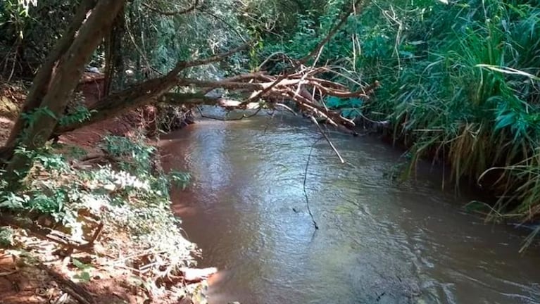 Encontraron una nena ahogada en un arroyo y la salvaron a bordo de un patrullero