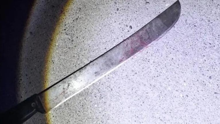 Encontró a un ladrón en su casa y le cortó los dedos con un machete