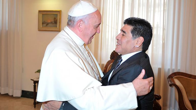 Encuentro entre Diego Maradona y el Papa Francisco. Foto: AFP