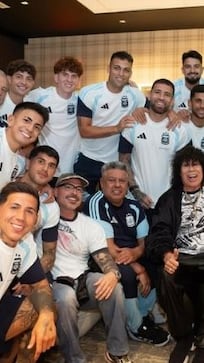 ¡Encuentro histórico! La Mona visitó a los jugadores de la selección antes del debut en el mundial