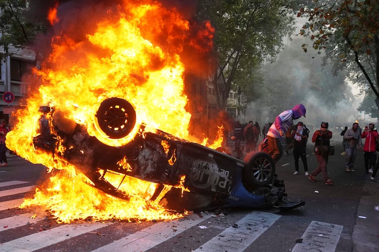 Enfrentamiento entre barras y policías en la marcha por los jubilados: piedrazos y un patrullero quemado