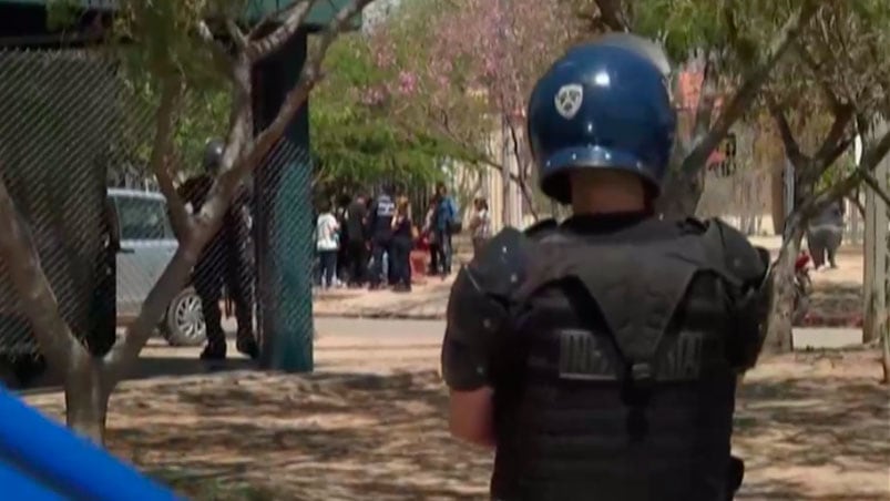 Enfrentamiento entre familiares de alumnos terminó con un muerto.