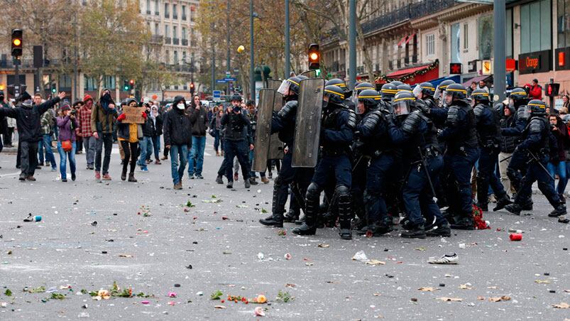 Enfrentamientos entre activistas y policías a un día de la Cumbre por el Cambio Climático.