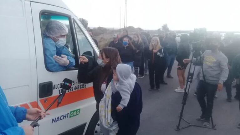 Enojados, turistas obstruyeron el paso de dos ambulancias.