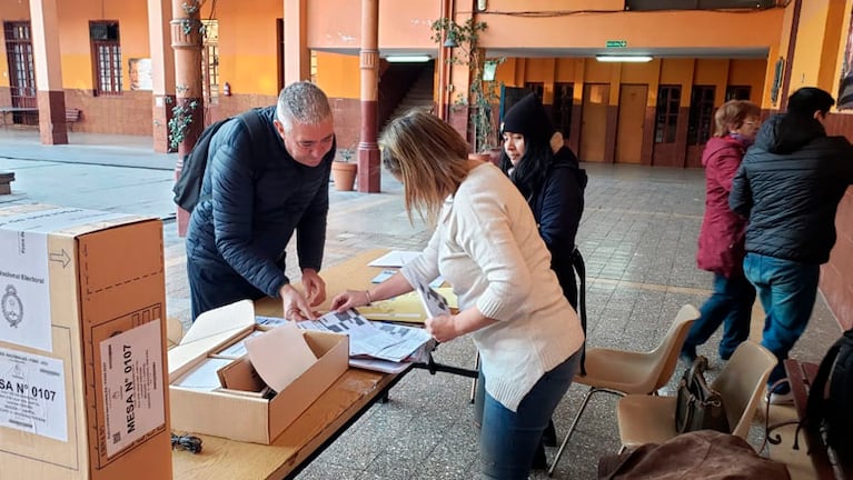 Enojo por las demoras para empezar a votar. Foto: Julieta Pelayo / ElDoce.