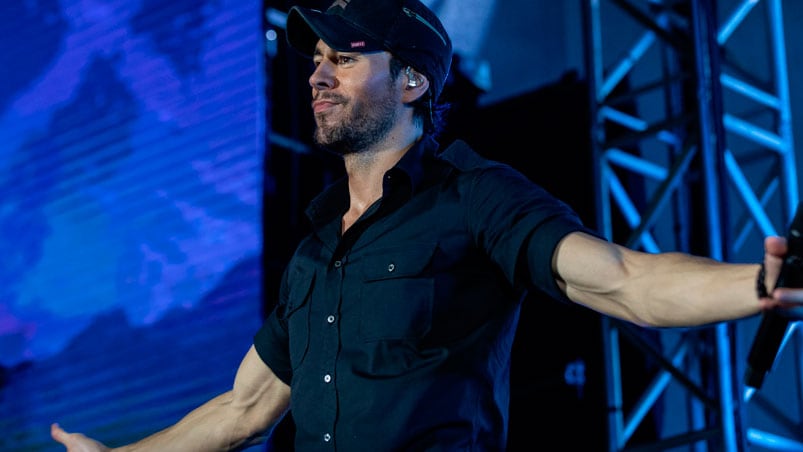 Enrique Iglesias polémico en un show. 