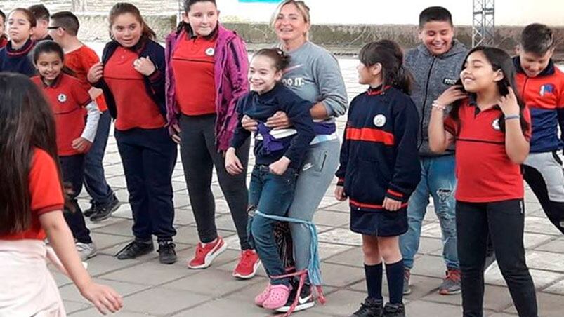 Ensayos a pura sonrisa en el Centro Educativo González Casero. / Foto: ElDoce.tv