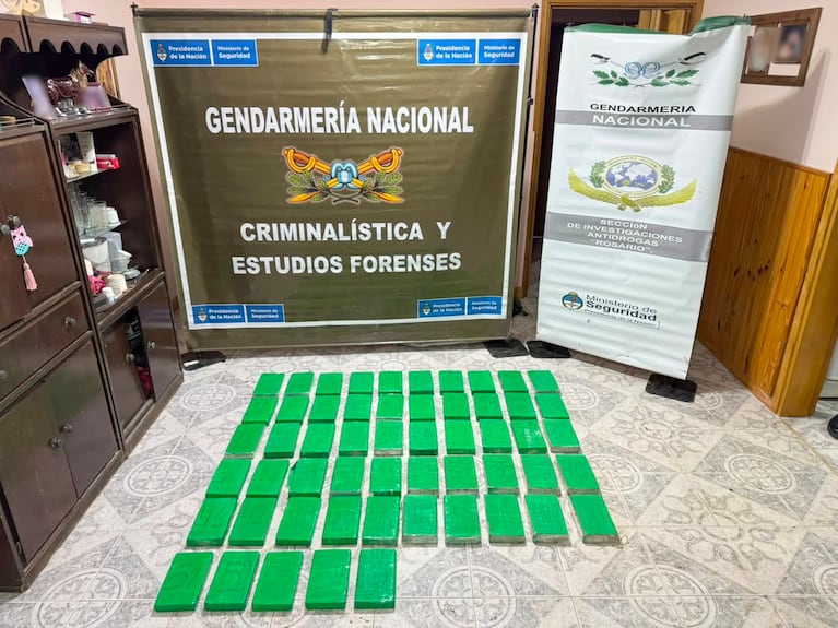 Enterró 60 kilos de cocaína en el patio de su mamá y cayó preso: la mujer se desmayó en pleno operativo