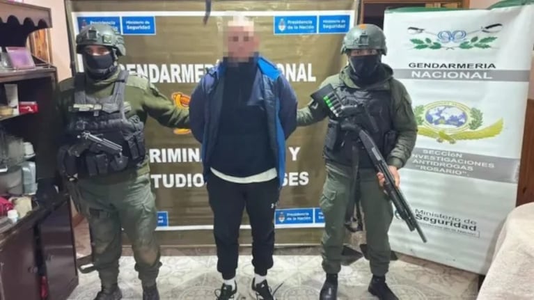 Enterró 60 kilos de cocaína en el patio de su mamá y cayó preso: la mujer se desmayó en pleno operativo
