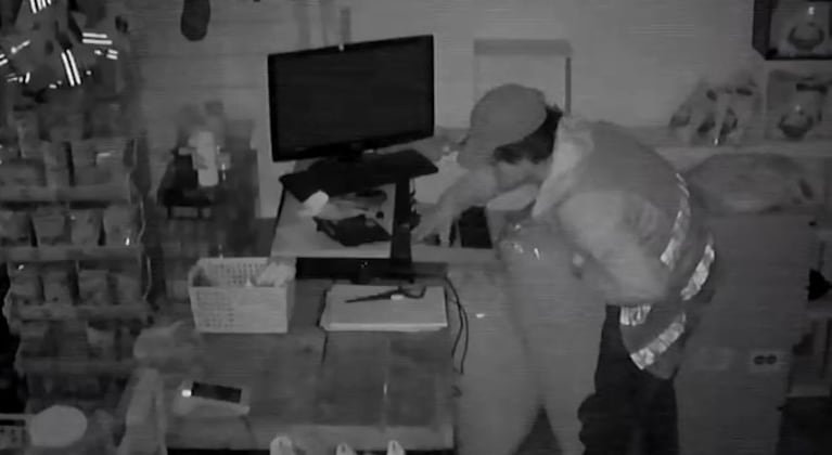 Entra a locales y roba durante la madrugada vestido de cuidacoches.