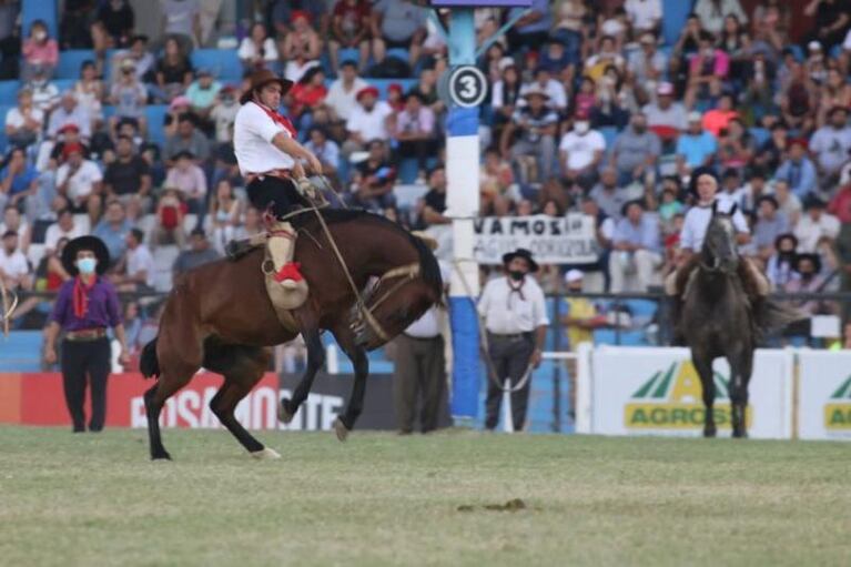 Entre clásicos y jineteada, así fue la tercera noche del Festival de Jesús María 