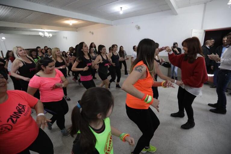 Entre críticas y advertencias, Cristina bailó zumba