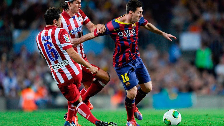 Entre dos marcando a Messi, en un duelo que se repetirá en la Champions.