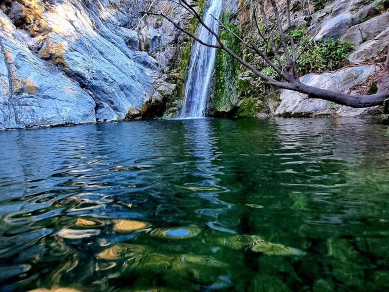 Entre La Calera y el lago San Roque se encuentra, escondida, la cascada del Indio Bamba. 