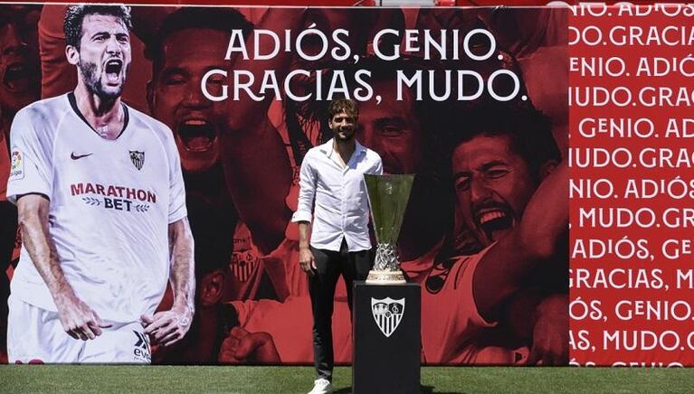 Entre lágrimas, el Mudo Vázquez se despidió de Sevilla