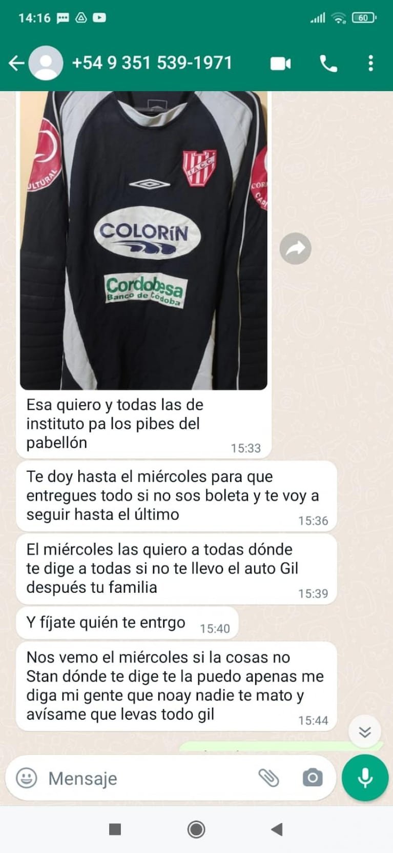 Entregó su colección de camisetas de Instituto porque lo extorsionaron con matar a su hija